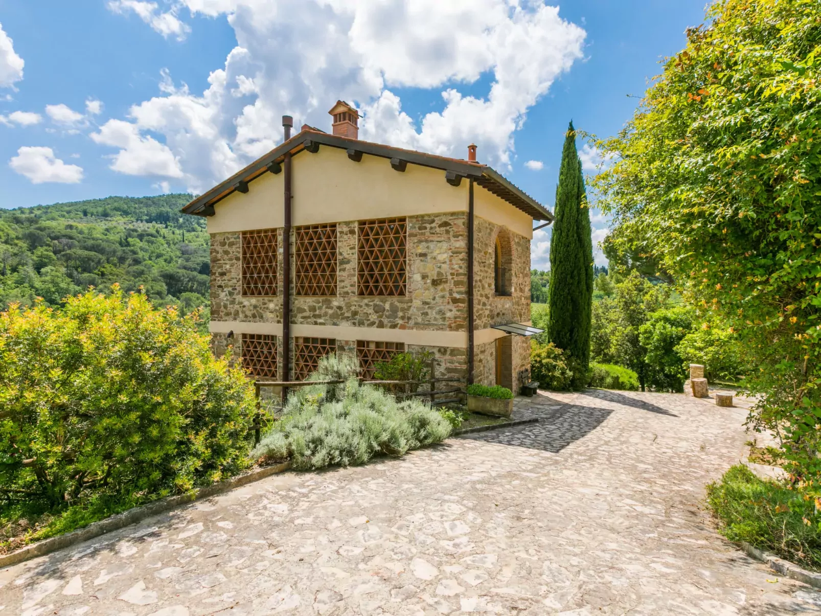 Policleto-Outside