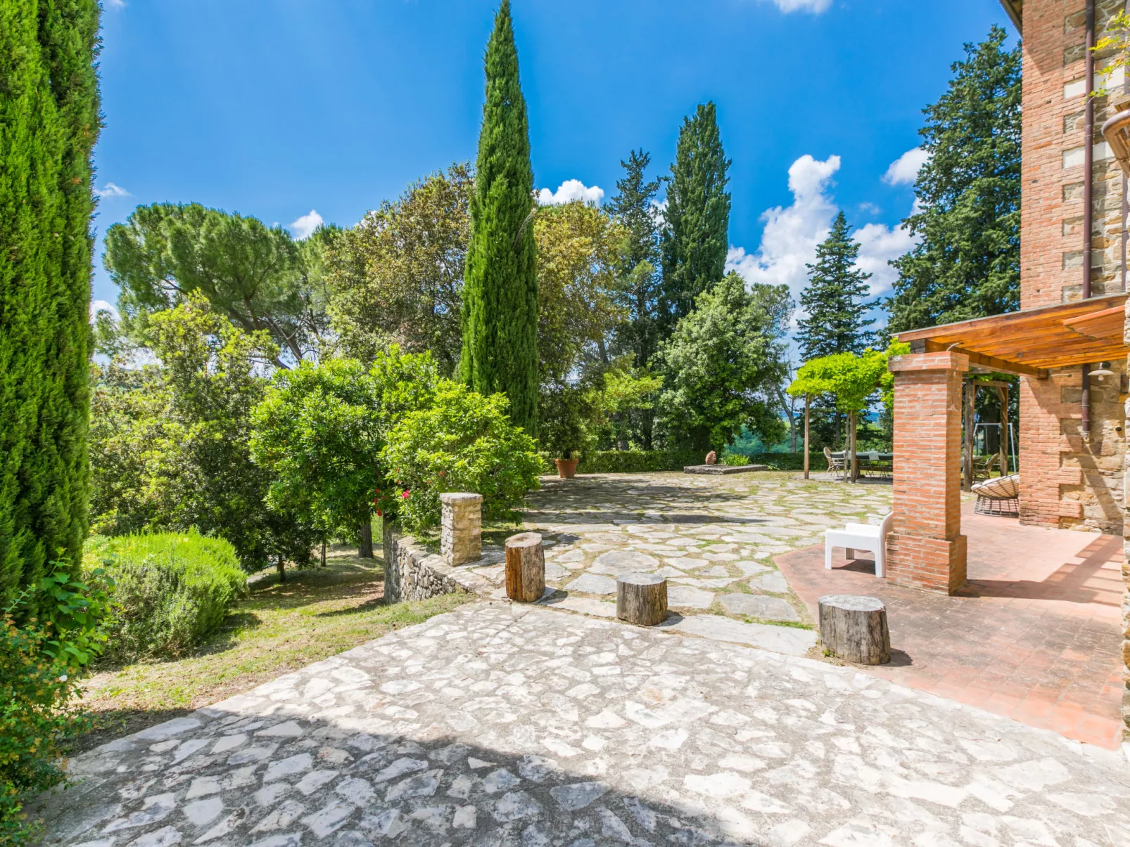 Policleto-Outside
