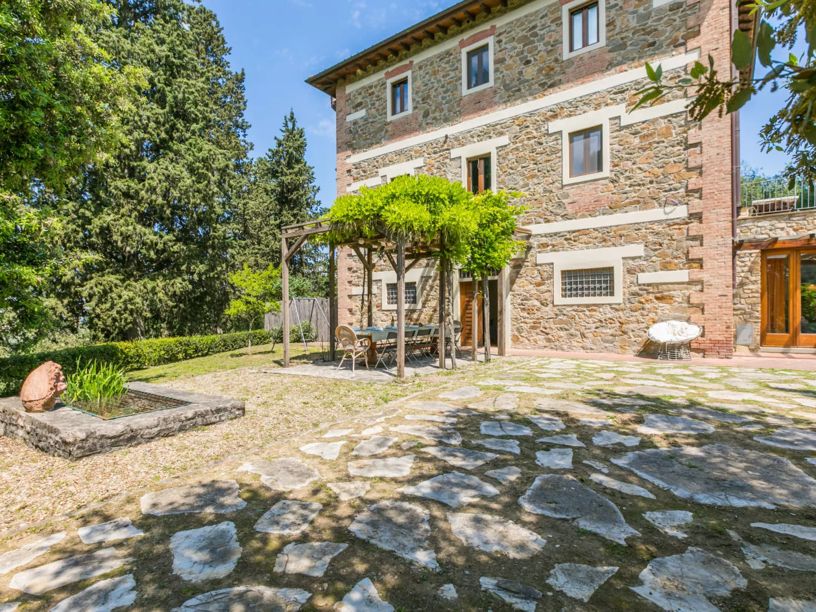 Policleto-Outside
