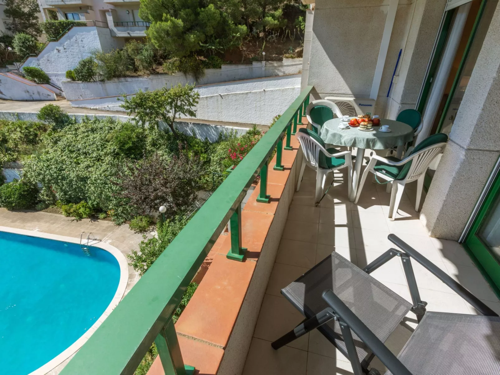 Mediterrani-Outside