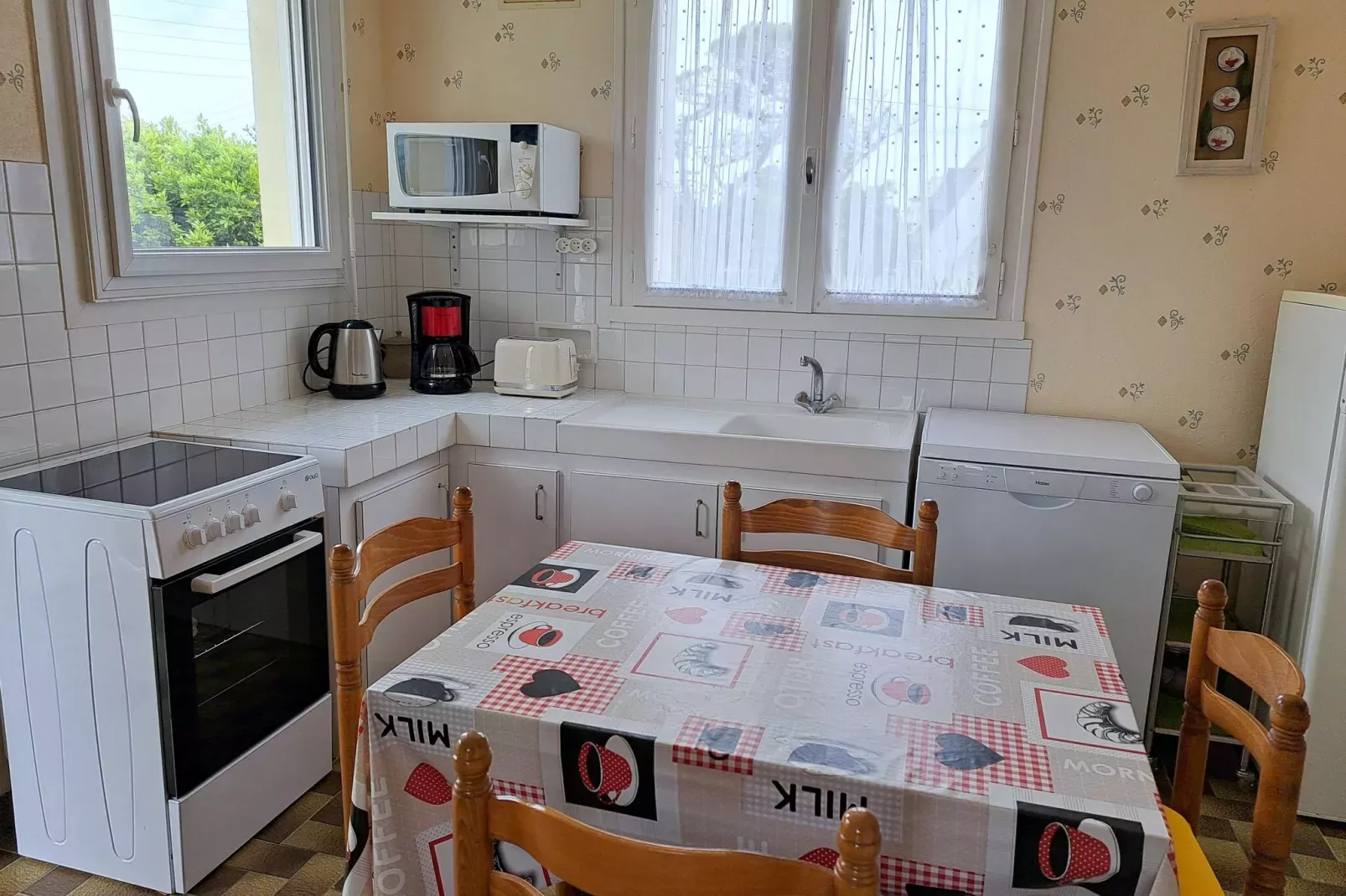 50m vom Sandstrand Ferienhaus Ploudalmézeau-Kitchen