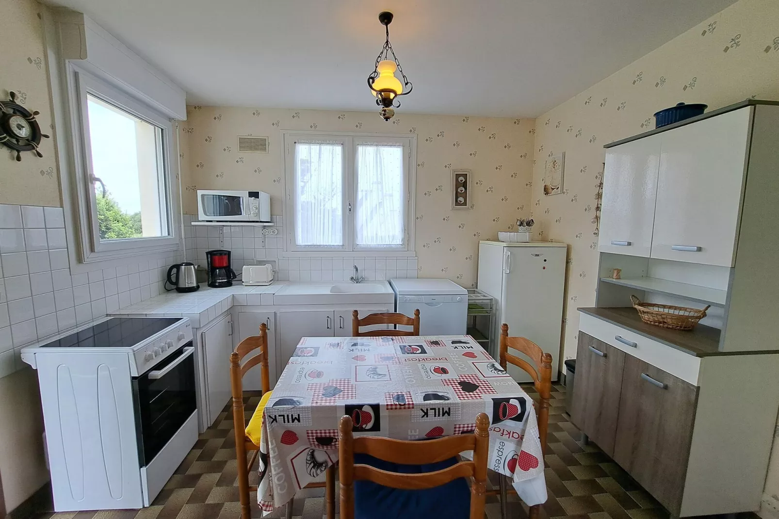 50m vom Sandstrand Ferienhaus Ploudalmézeau-Kitchen