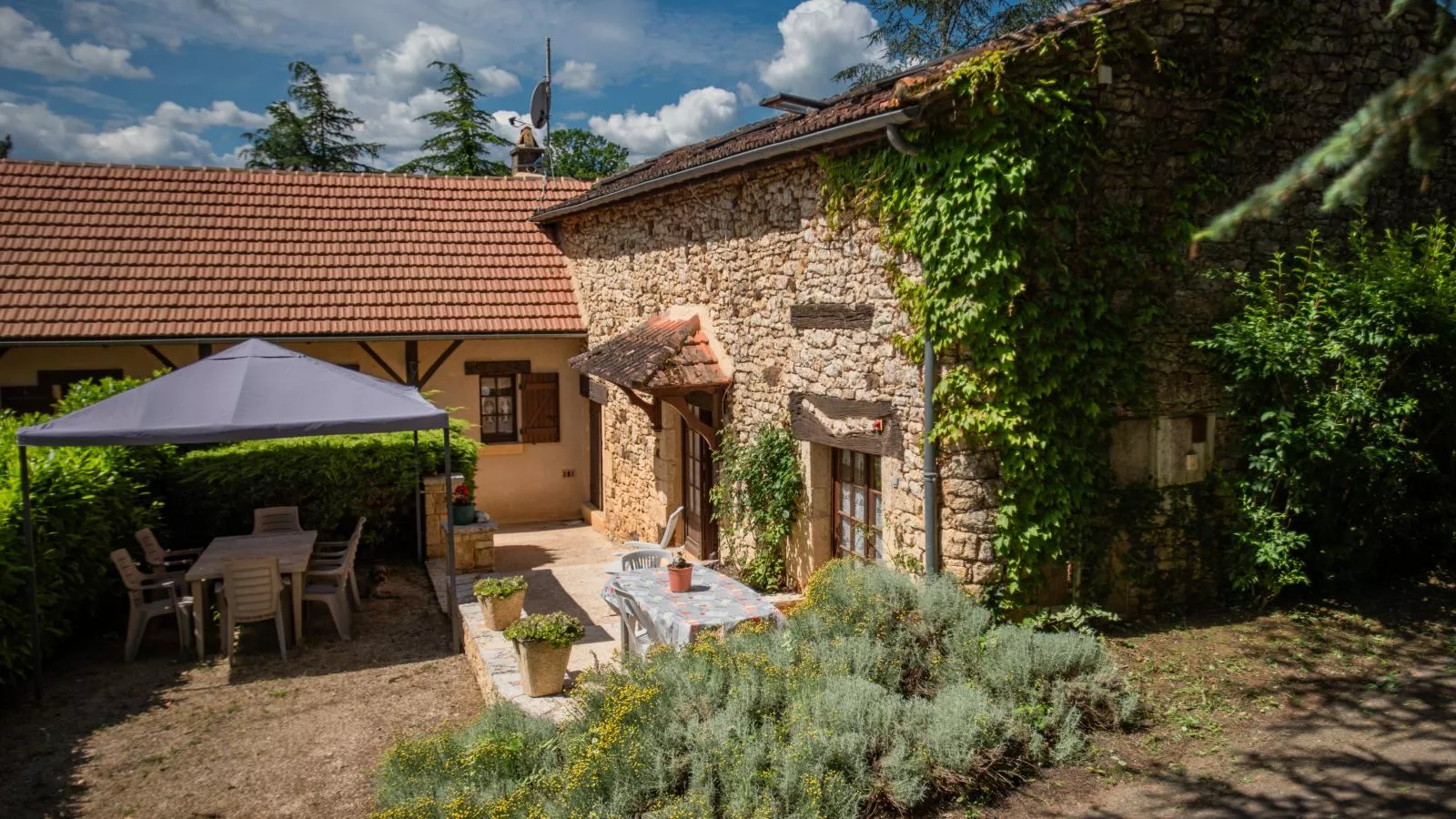 Le Tilleuil en Périgord-Exterior summer