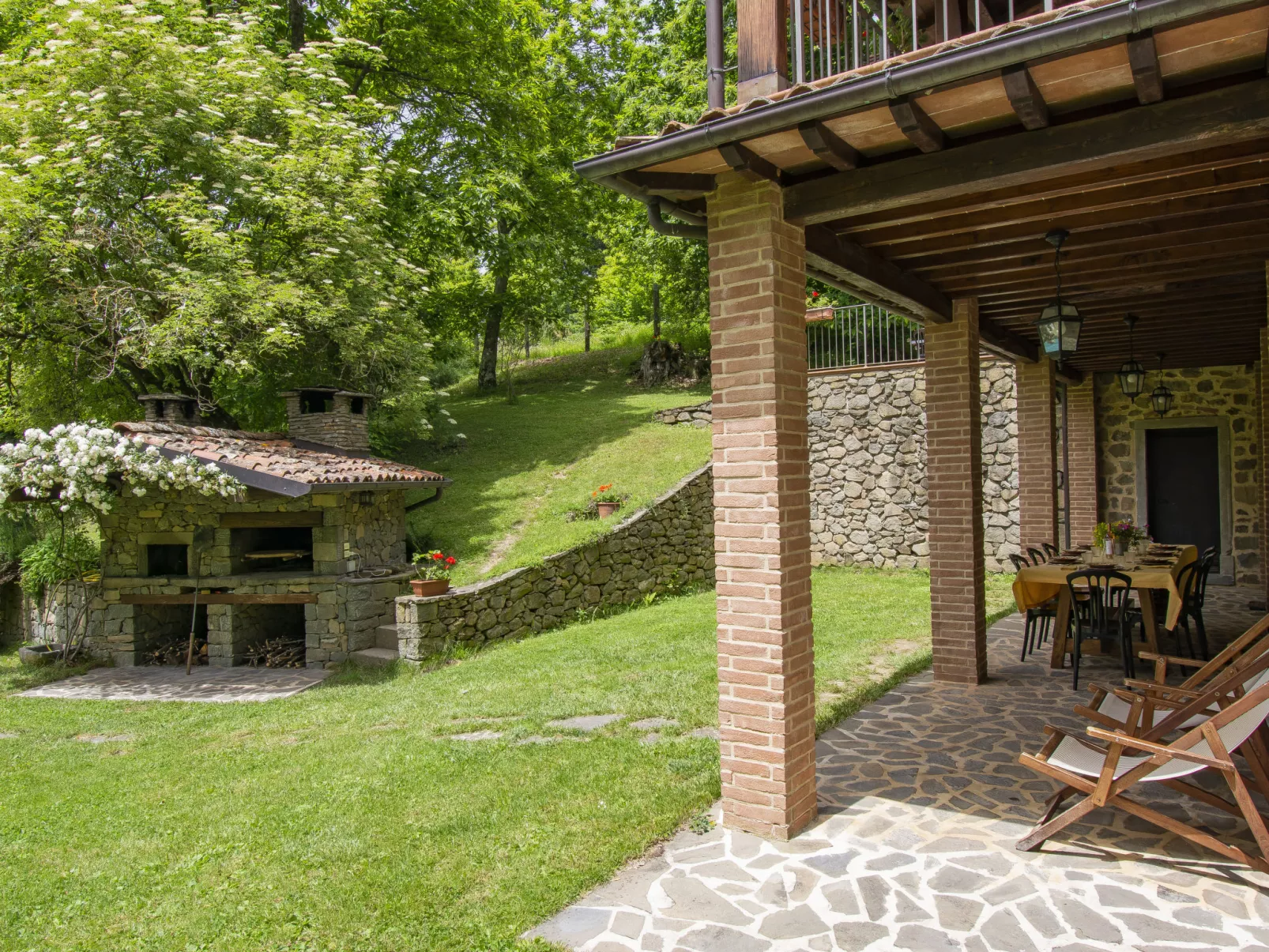 La Moscella-Outside