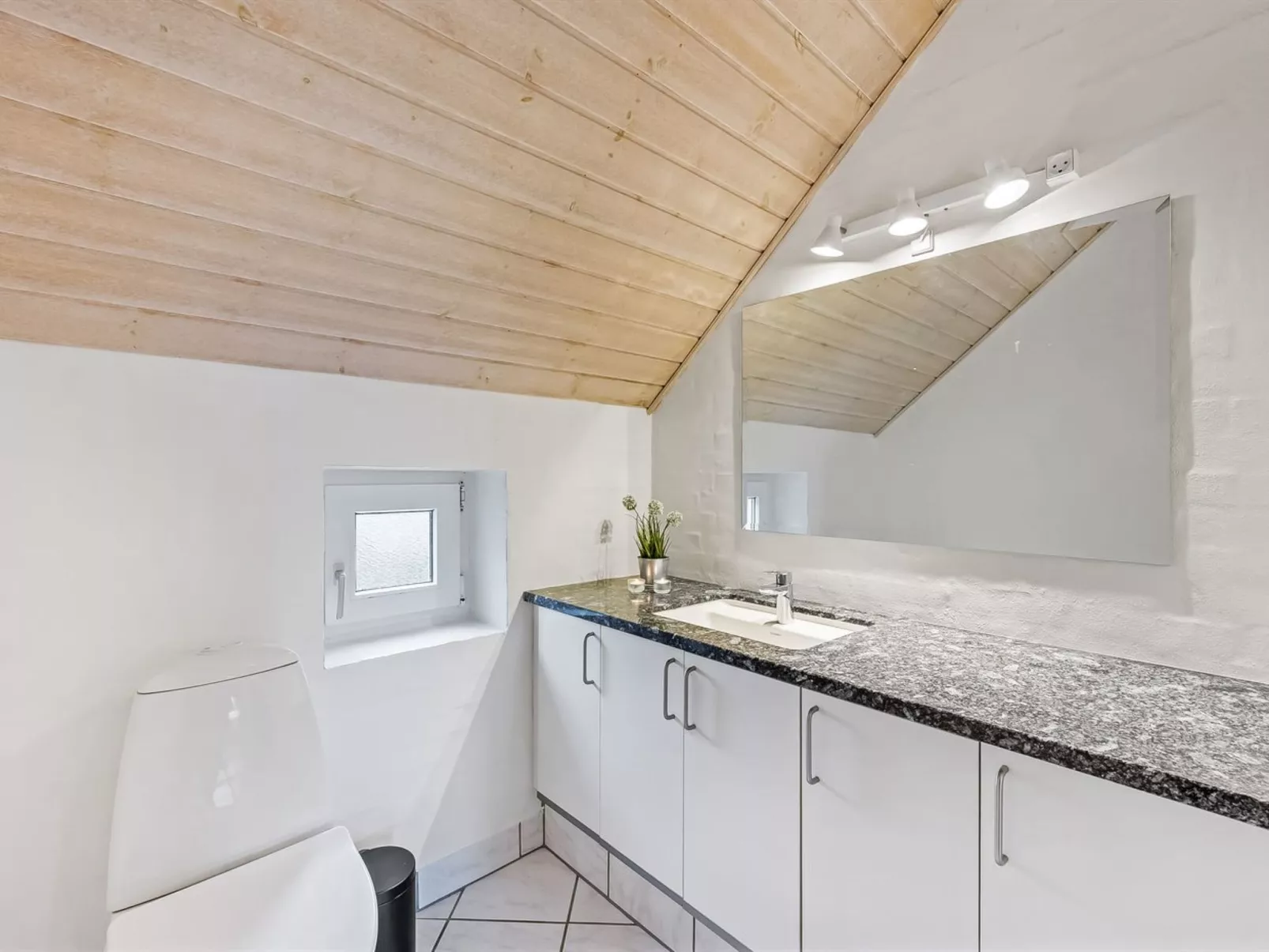 "Botmar" - 1.5km from the sea-Inside
