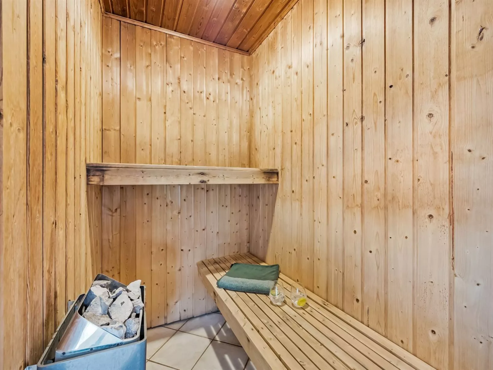 "Botmar" - 1.5km from the sea-Inside