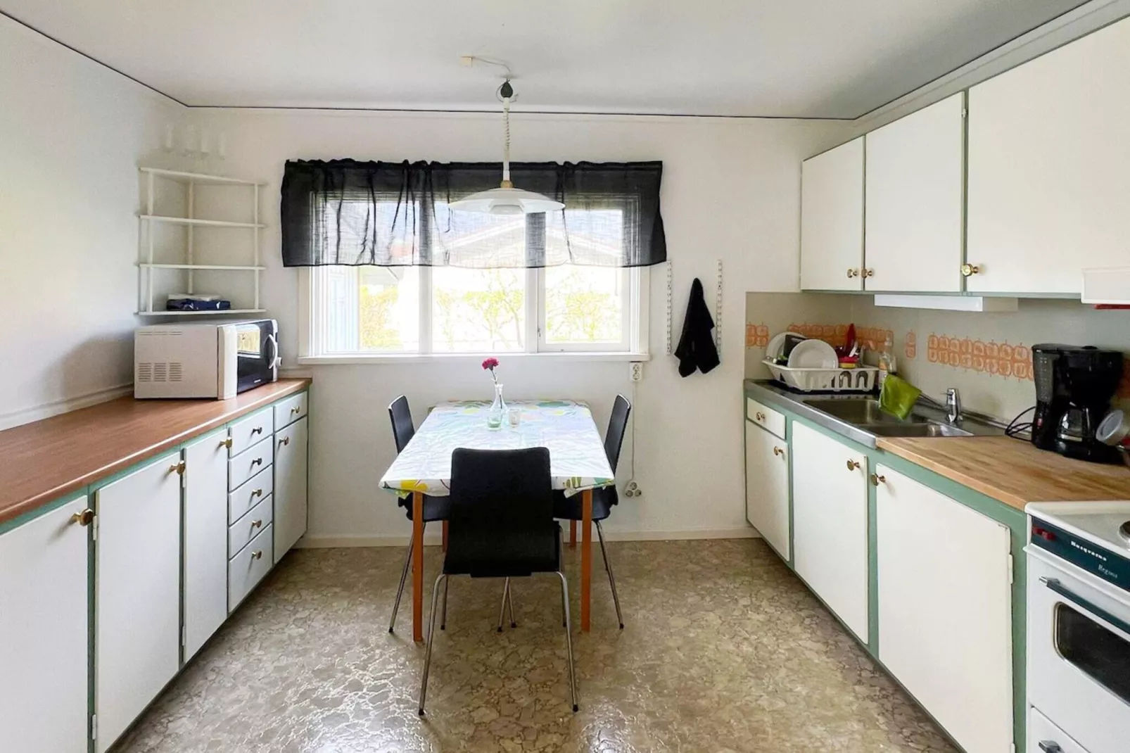 Welcoming cottage near the sea-Indoor
