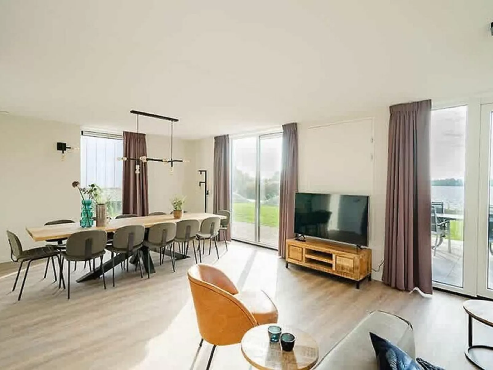Villa Waterfront 12-Inside