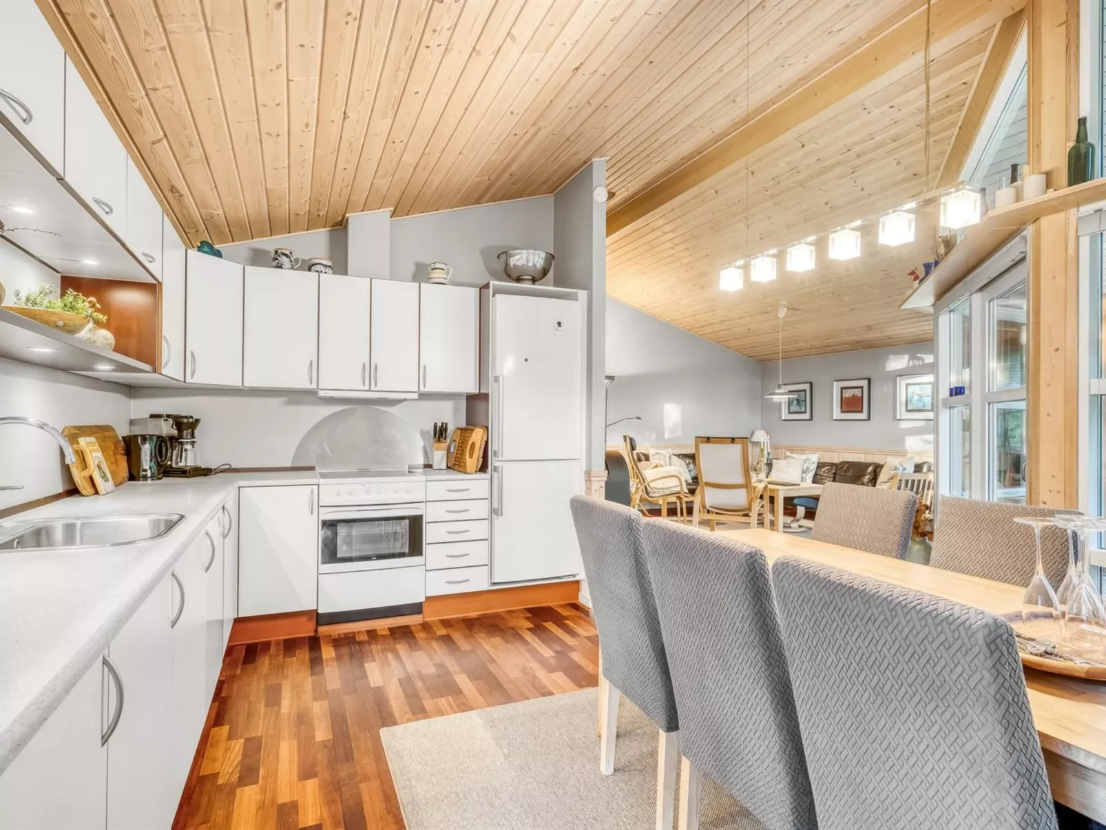 "Zölestine" -  from the sea-Drinnen