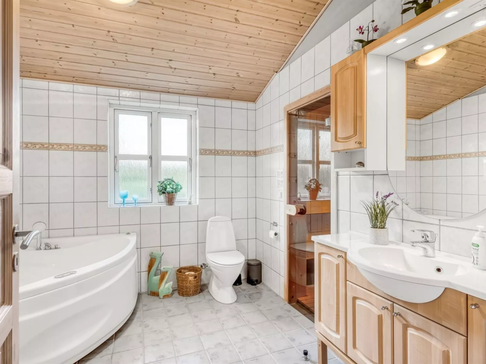 "Zölestine" -  from the sea-Drinnen