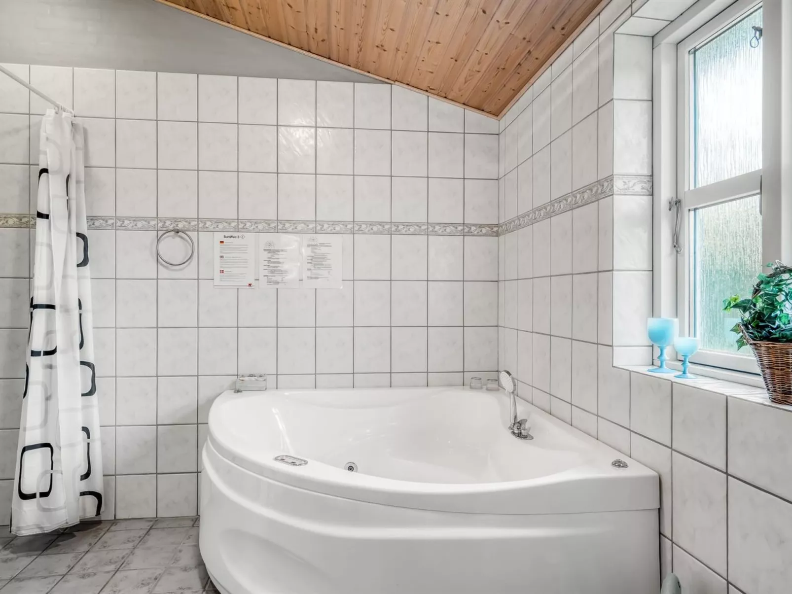 "Zölestine" -  from the sea-Drinnen