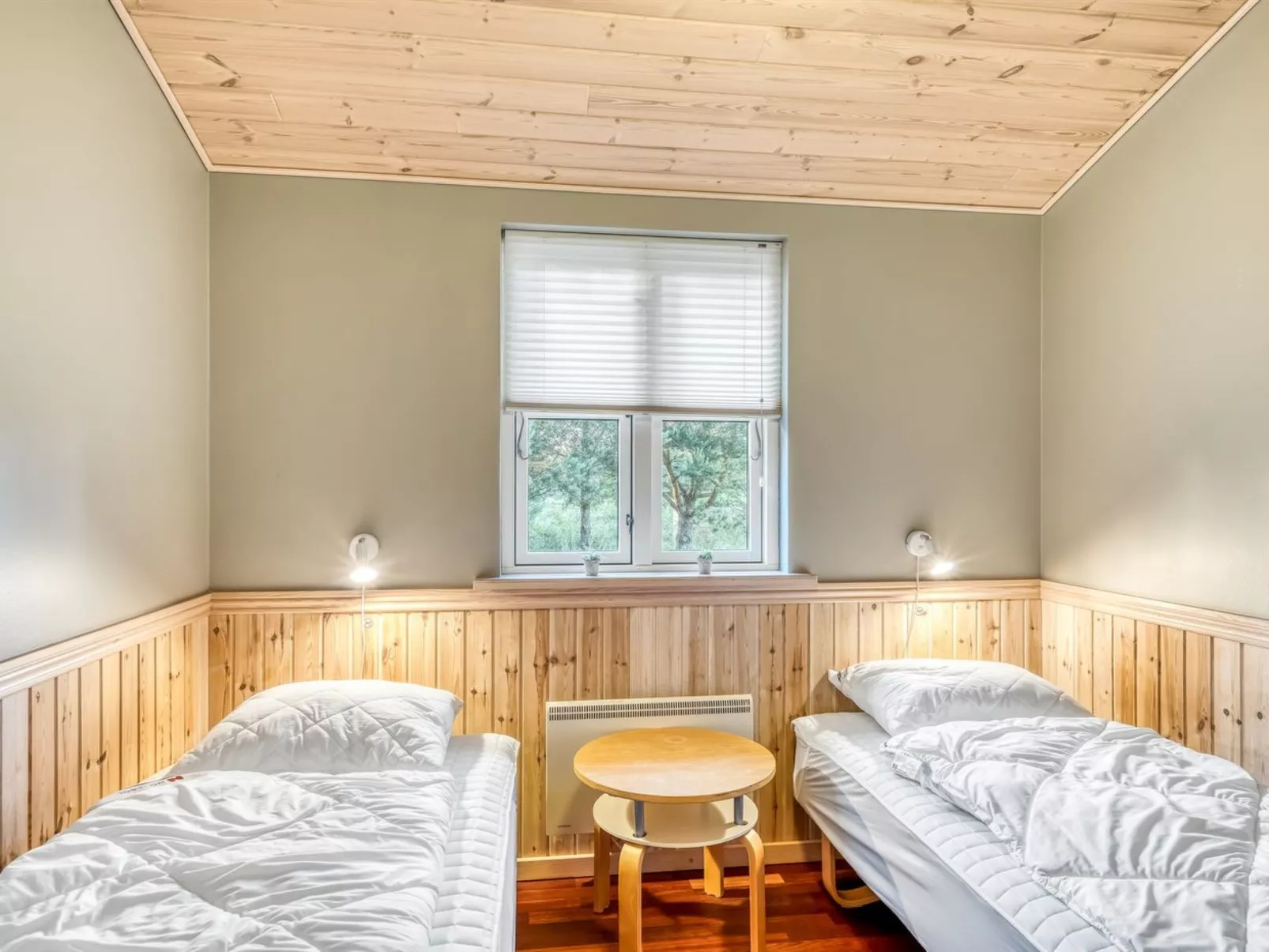 "Zölestine" -  from the sea-Drinnen