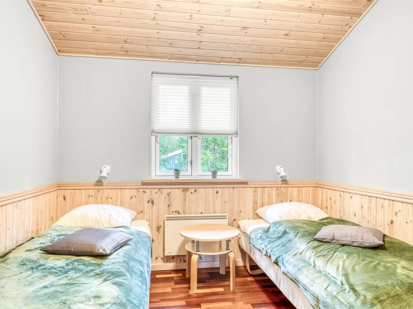 "Zölestine" -  from the sea-Drinnen