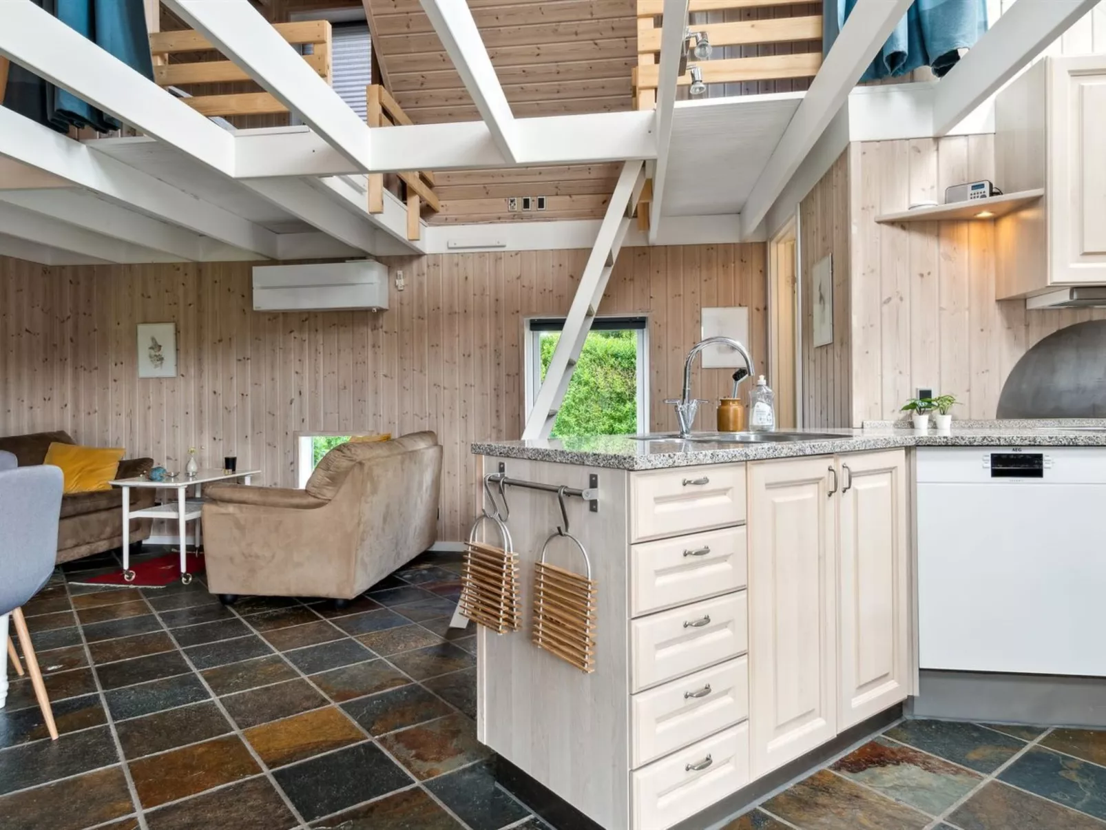 "Belinda" - 300m from the sea-Inside