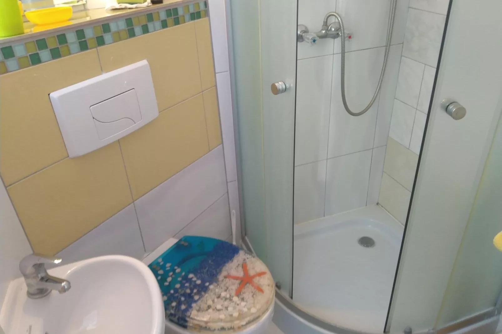 Jedynka żółta wejście od ulicy-Bathroom