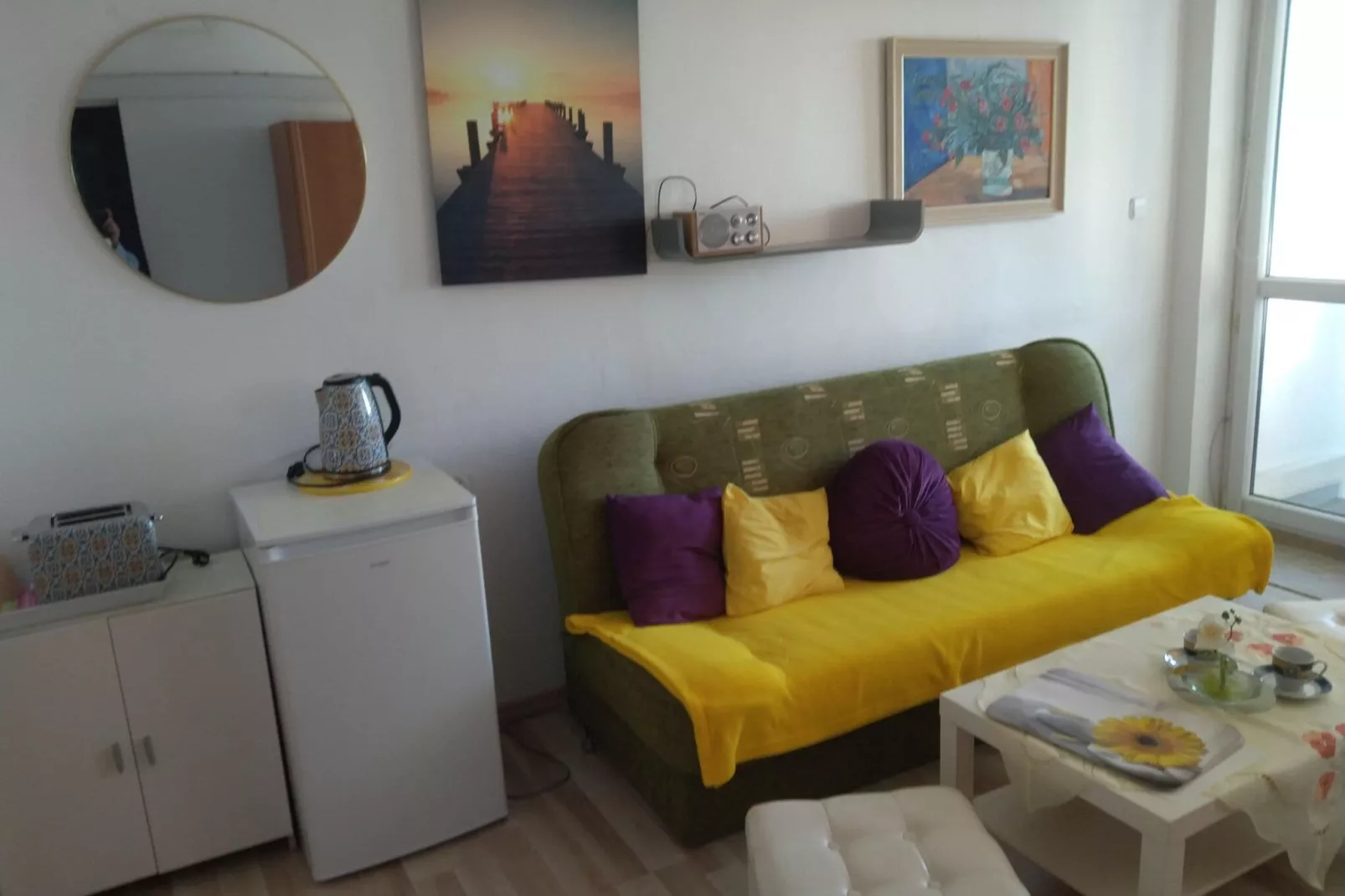 Czwórka żółta z balkonem-Living room