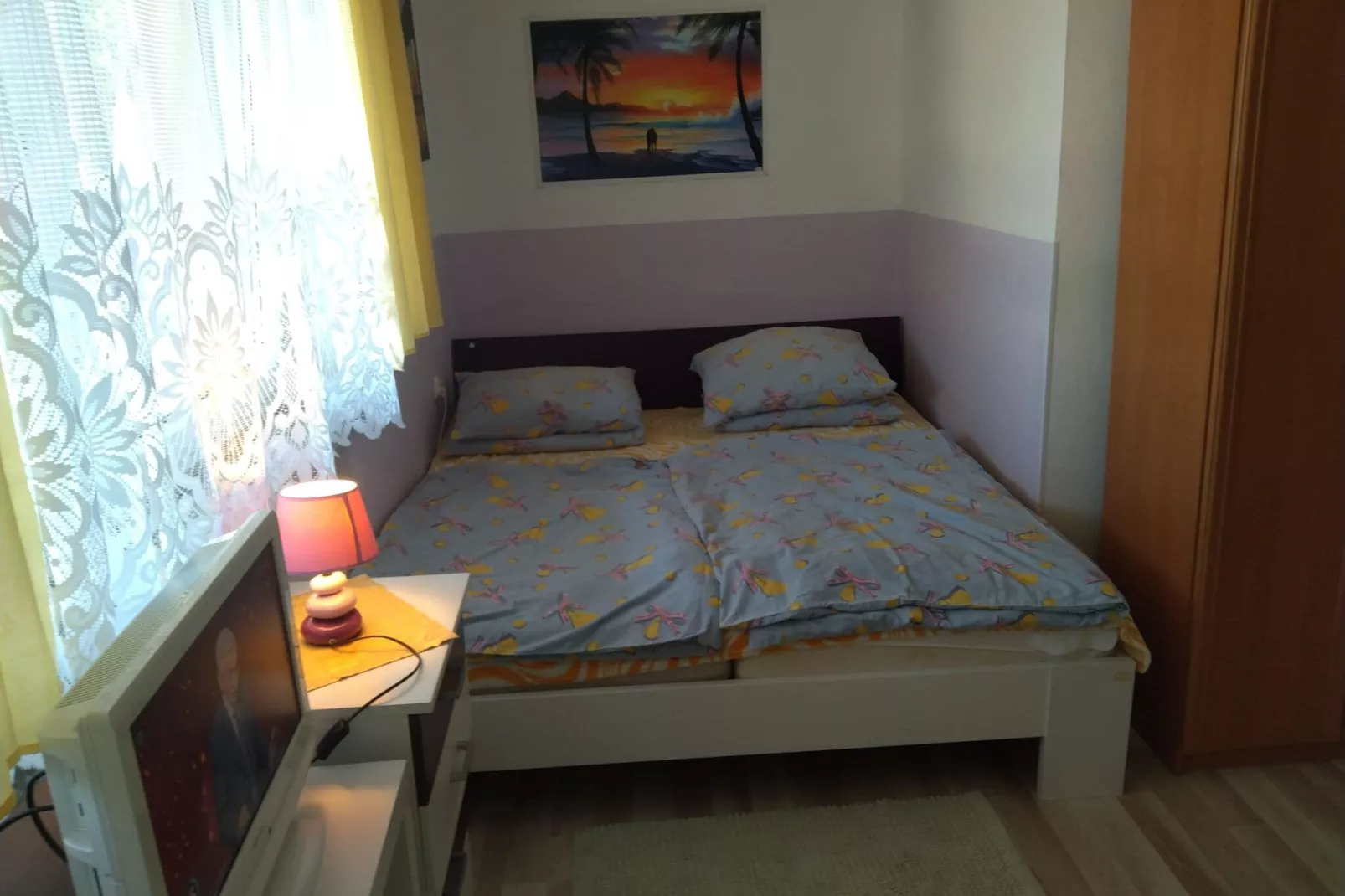 Czwórka żółta z balkonem-Bedroom