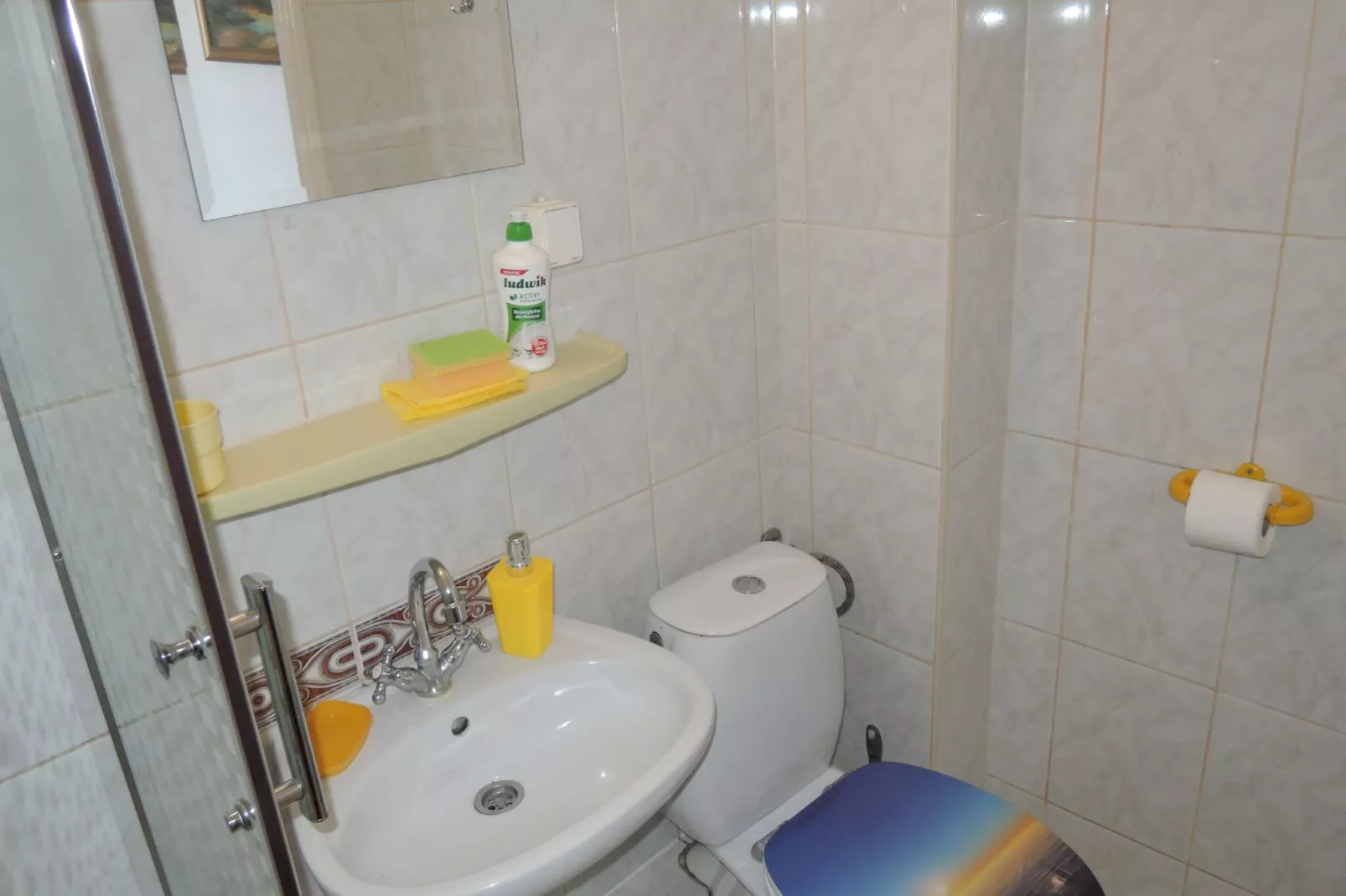 Czwórka żółta z balkonem-Bathroom