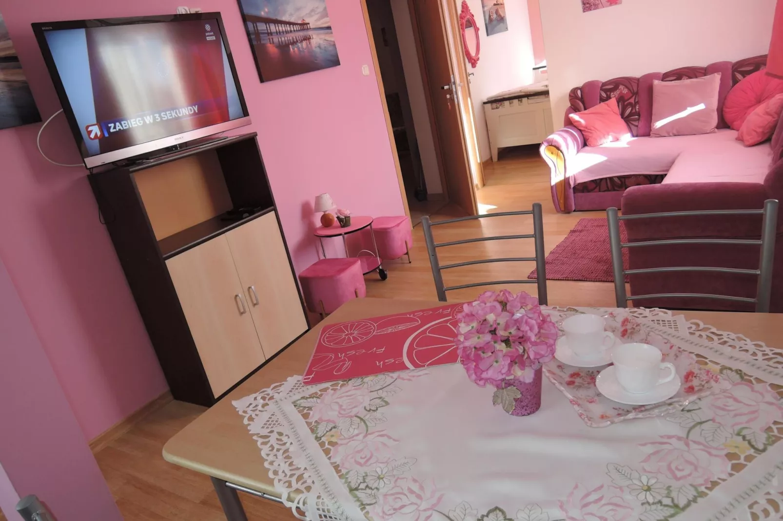Apartament 4 osobowy różowy-Living room