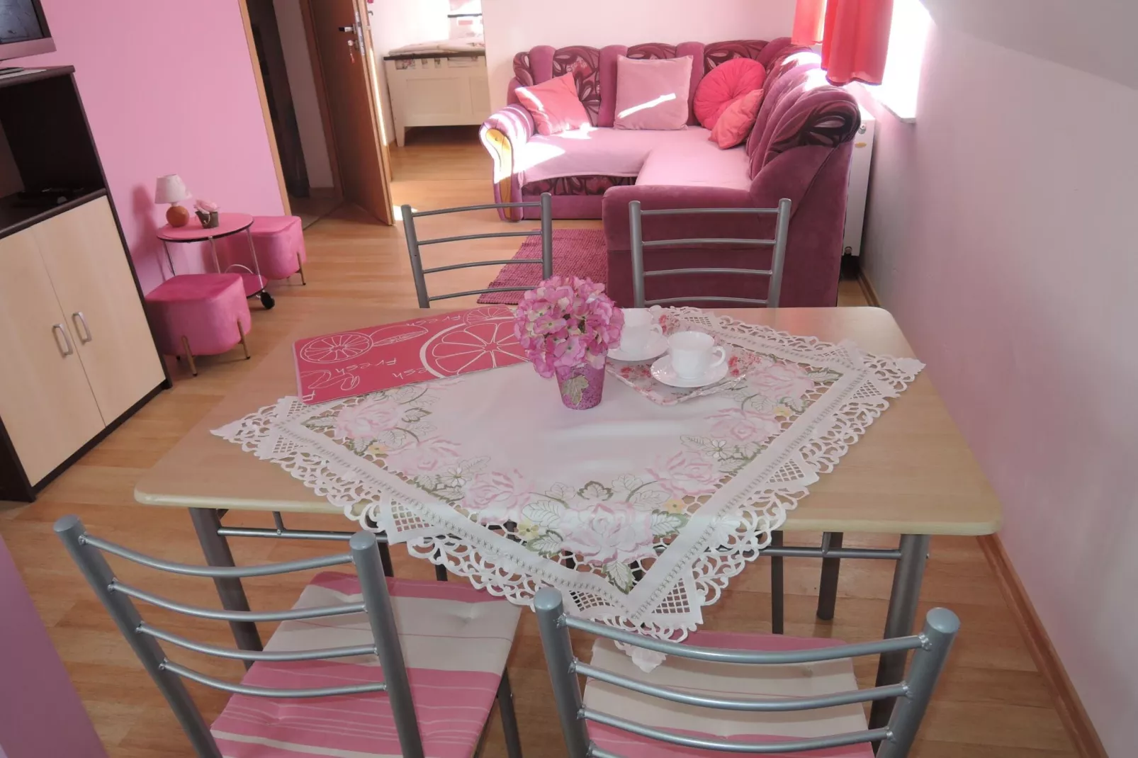 Apartament 4 osobowy różowy-Dining room
