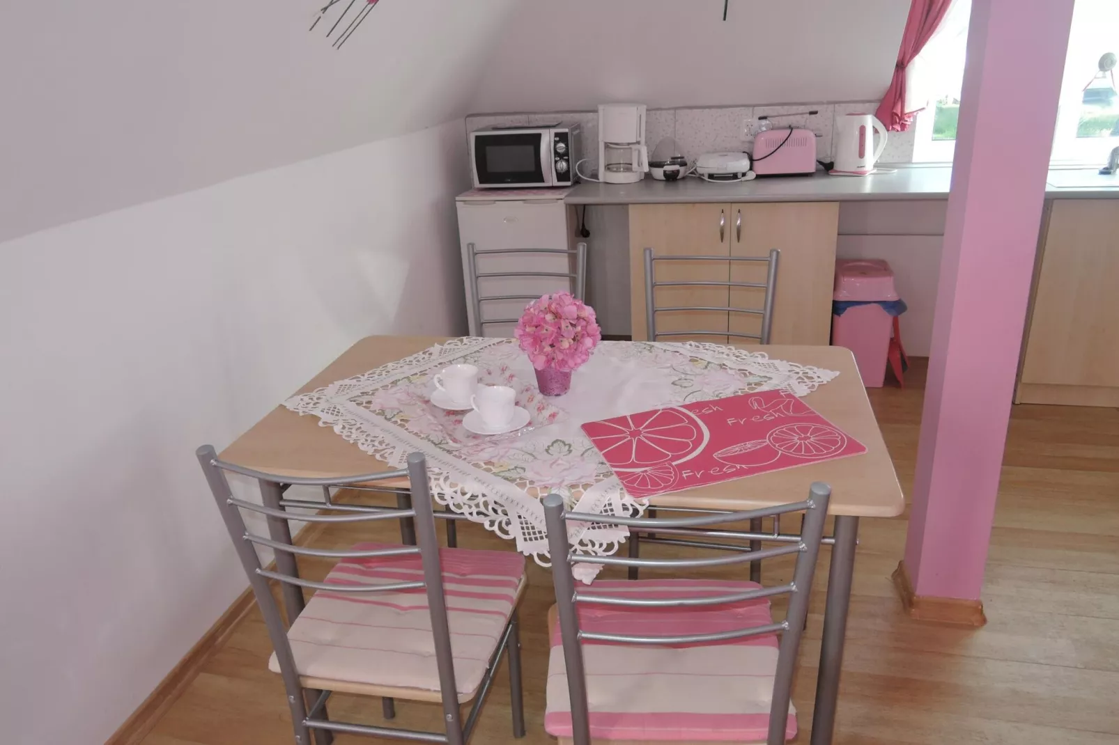 Apartament 4 osobowy różowy-Kitchen