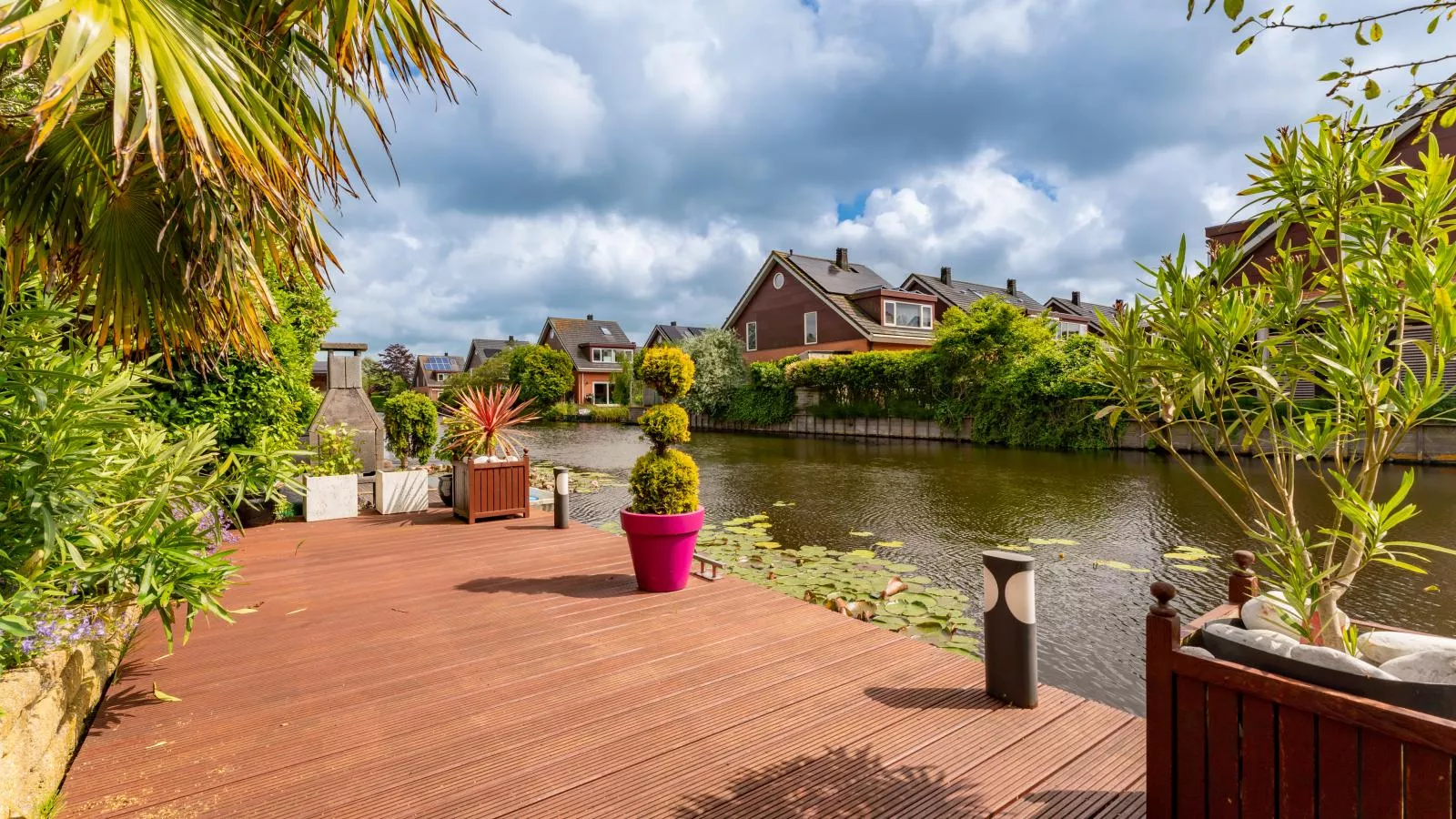 Alkmaar aan het Water-Gardens summer