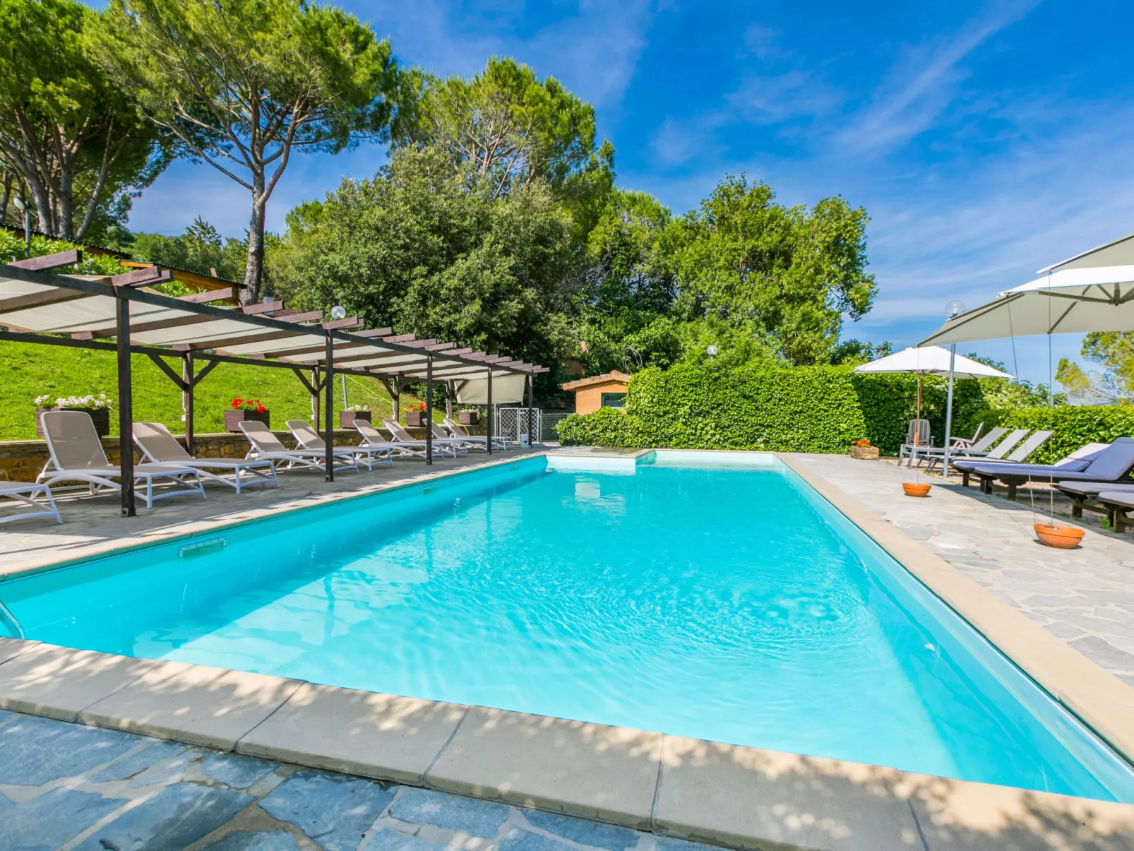 Le Rocche-Outside