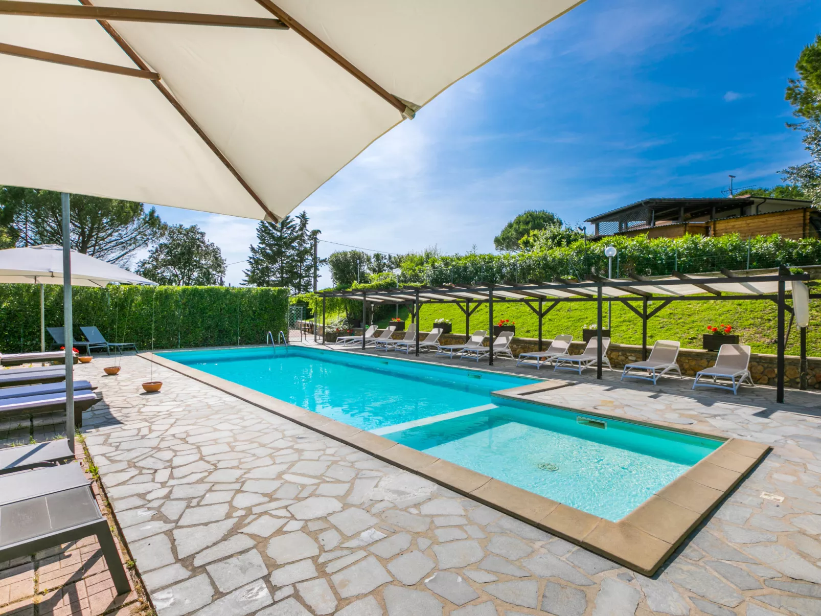 Le Rocche-Outside