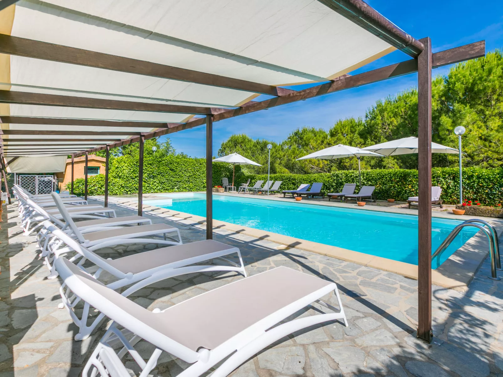 Le Rocche-Outside