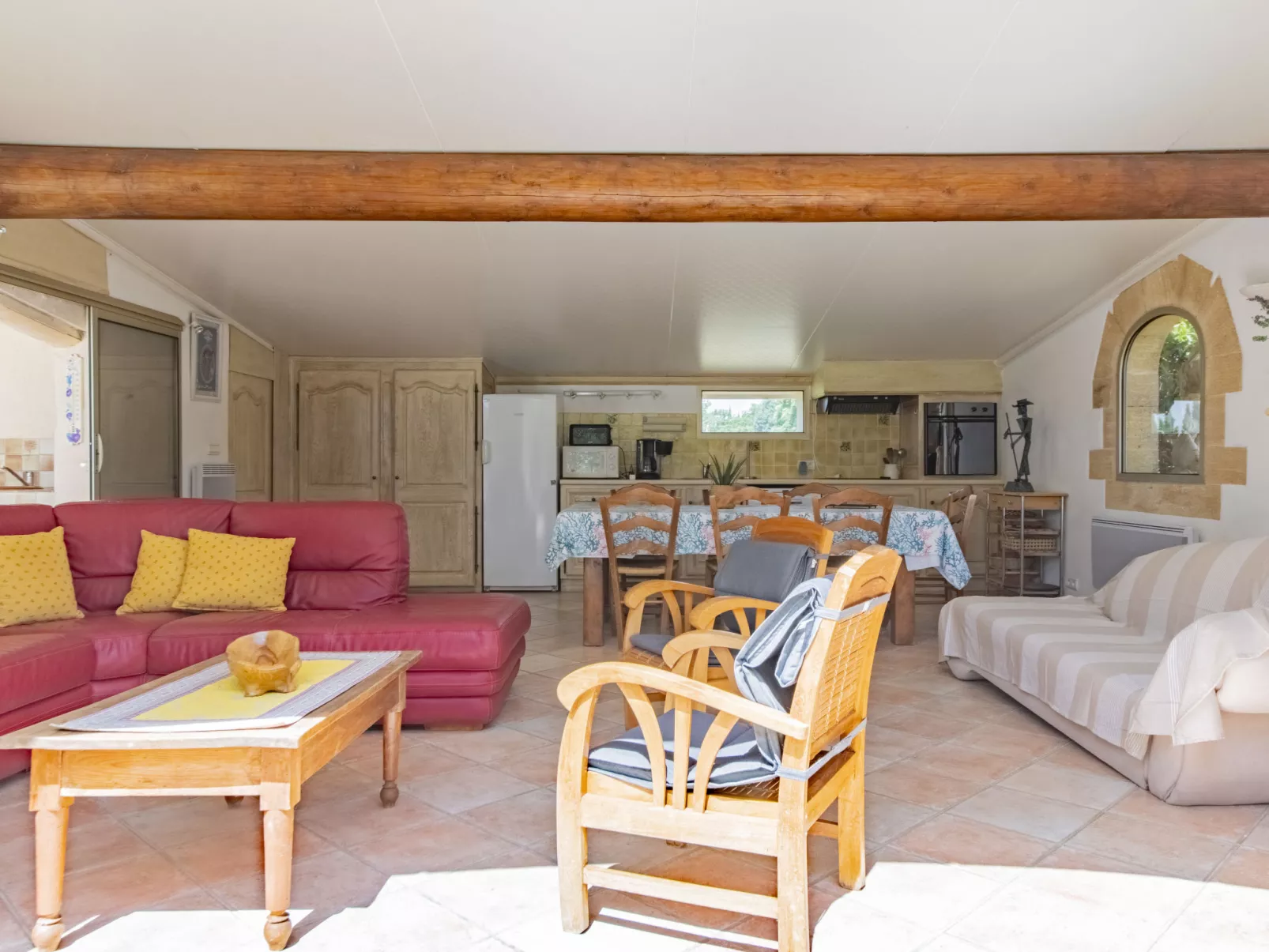 Cucuron-Inside