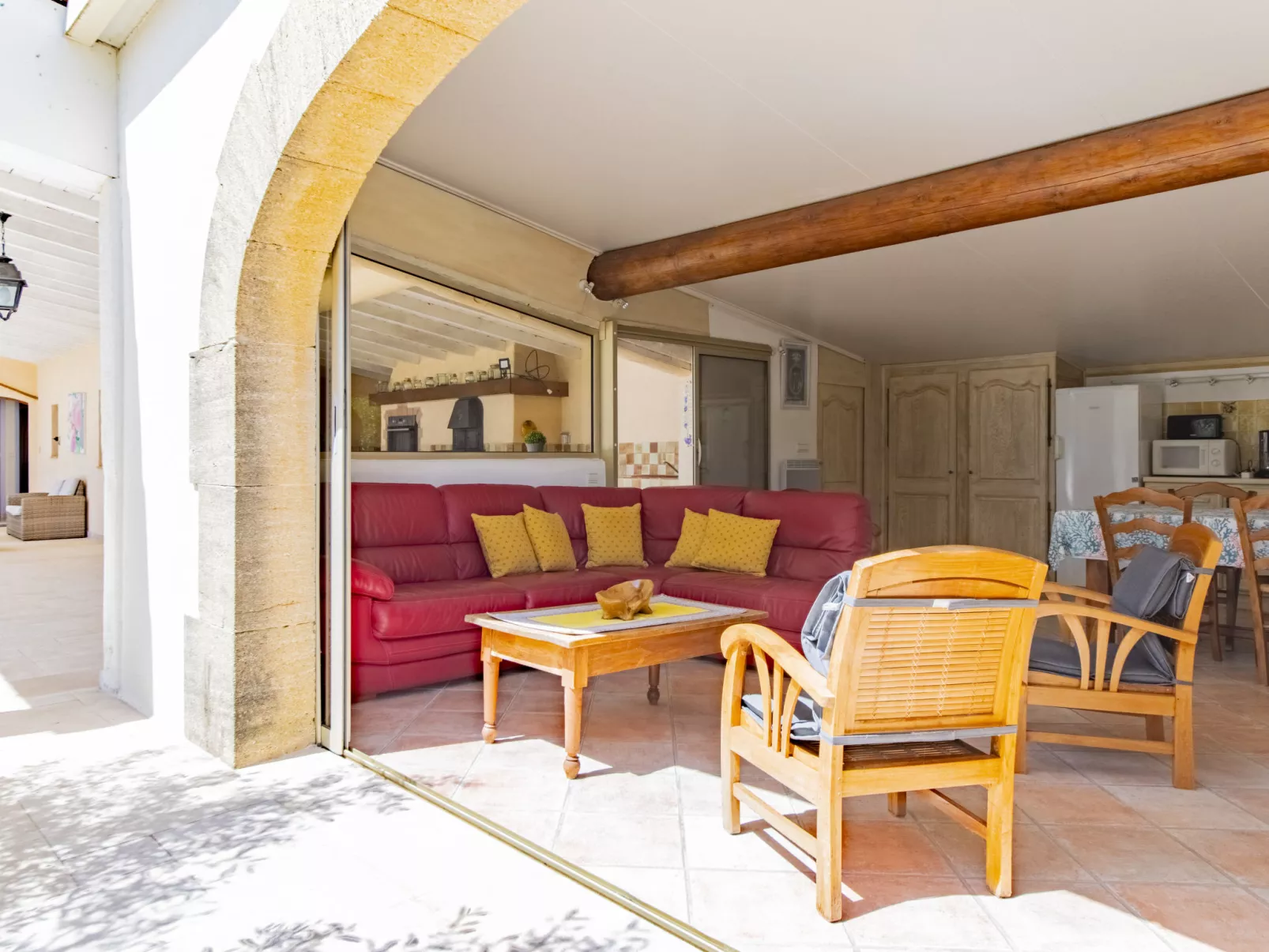 Cucuron-Inside