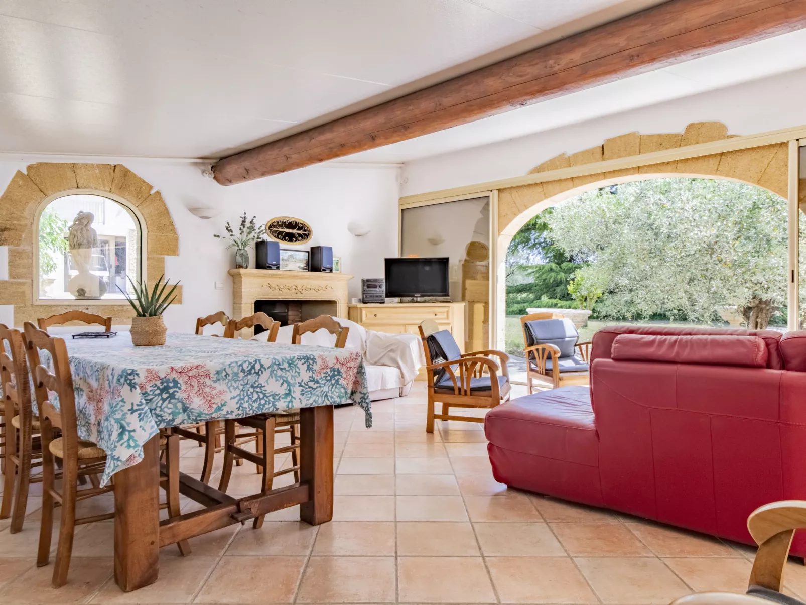 Cucuron-Inside