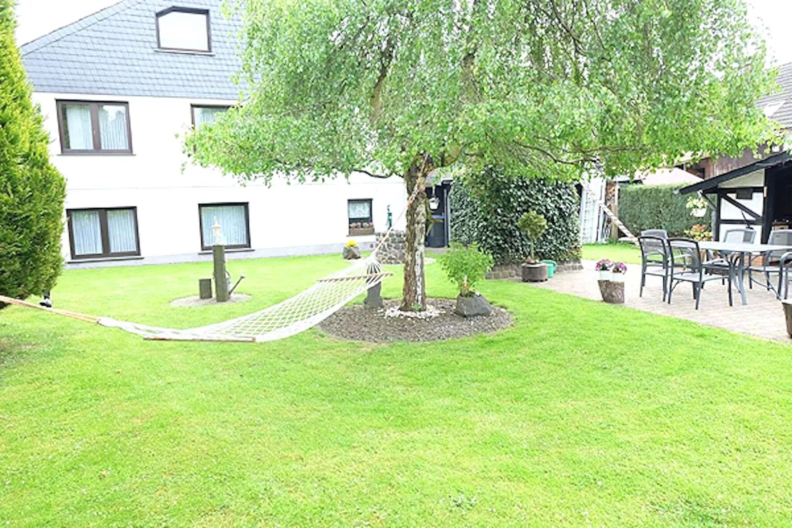 Ferienwohnung Oberstadtfeld Engeln-Gardens summer