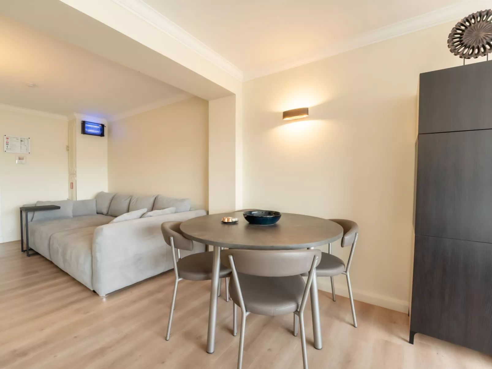 White Mountains Retreats with city view-Inside