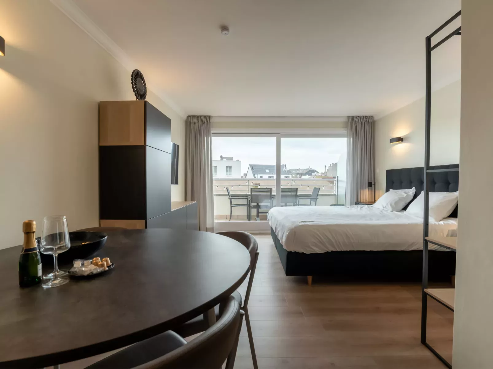 White Mountains Retreats with city view-Inside