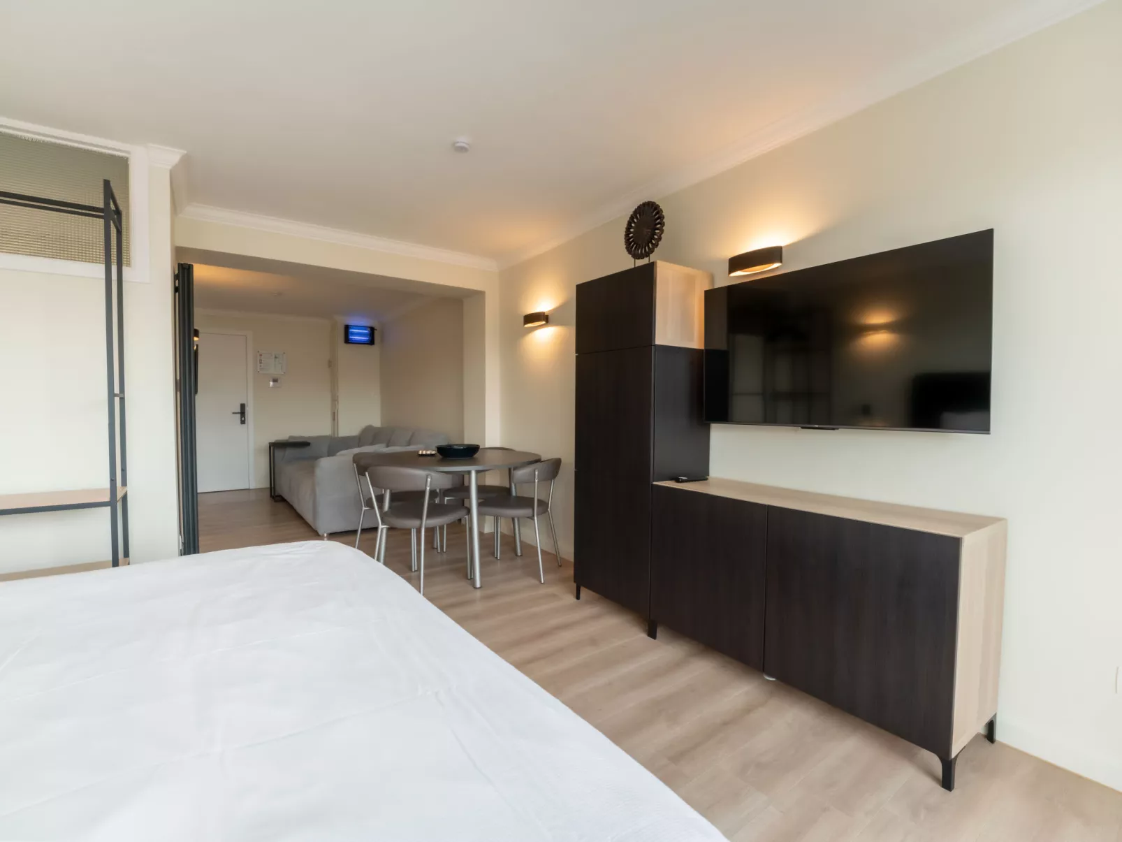 White Mountains Retreats with city view-Inside