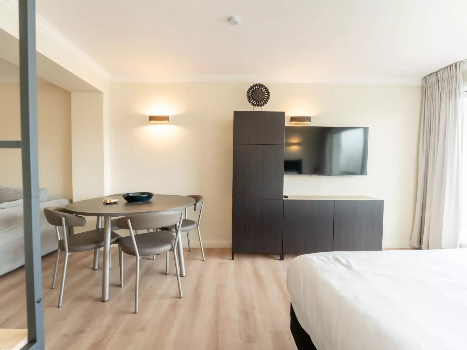 White Mountains Retreats with city view-Inside