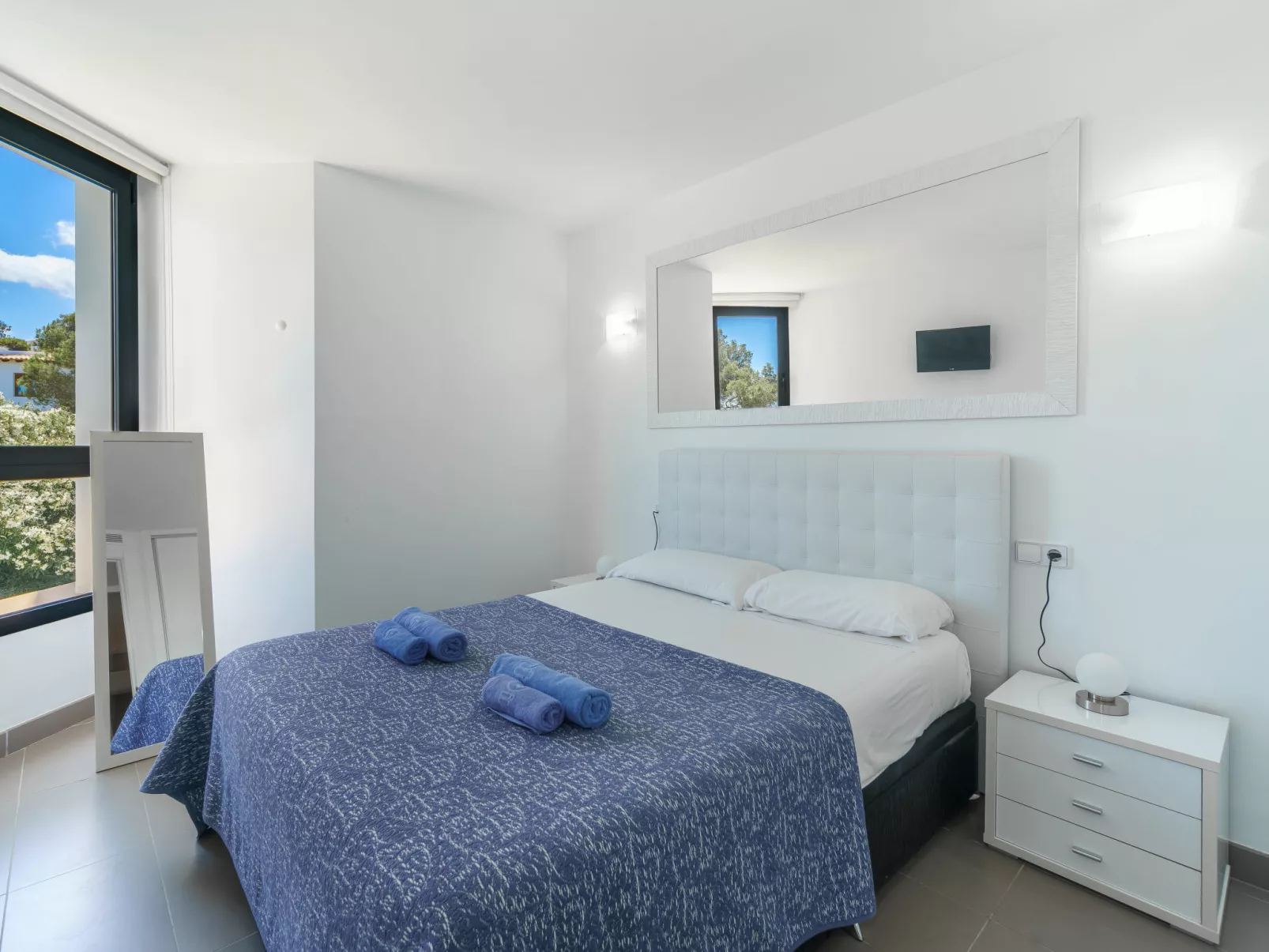 Oratge Beach Views-Inside