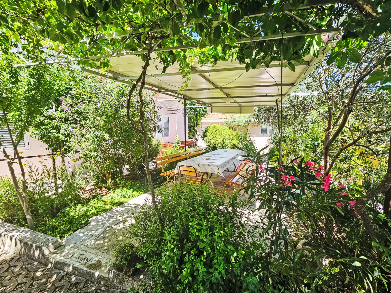 Pažanin-Outside
