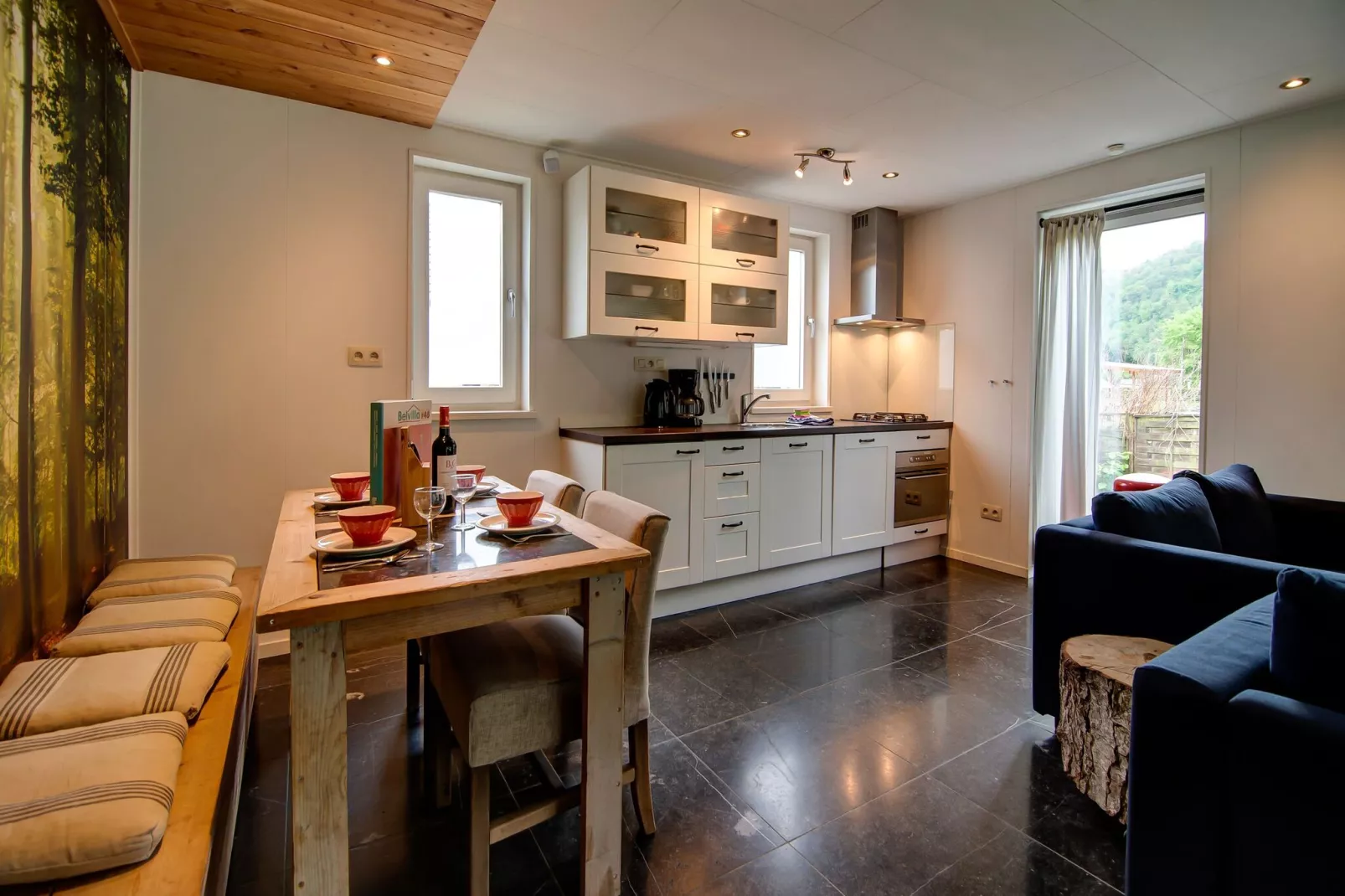 Nr 48-Dining room