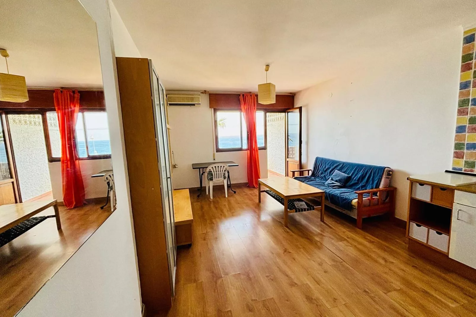 Apartamento Reina Sofía Primera linea de playa-Living room
