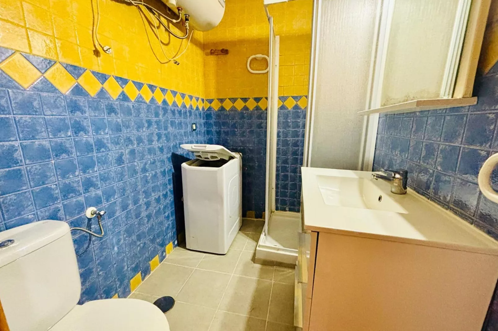 Apartamento Reina Sofía Primera linea de playa-Bathroom