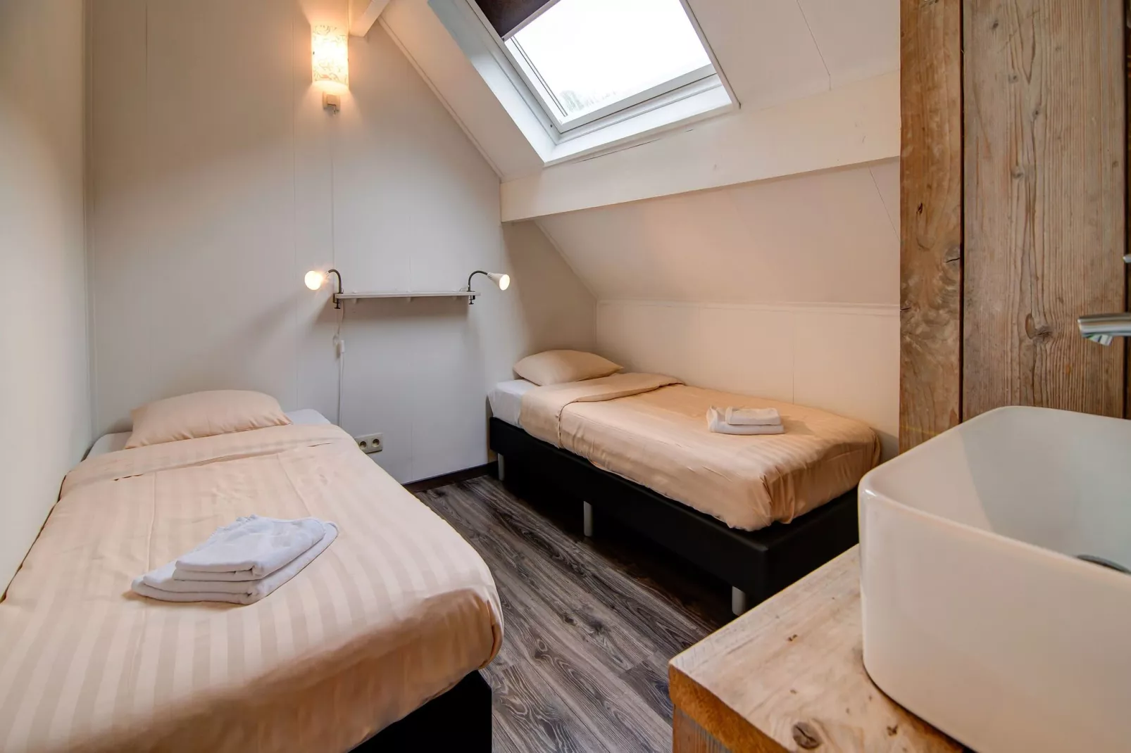 Nr 48-Bedroom