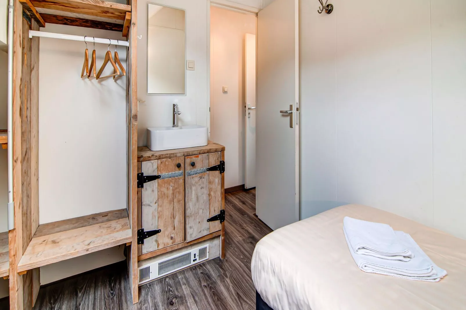 Nr 48-Bedroom