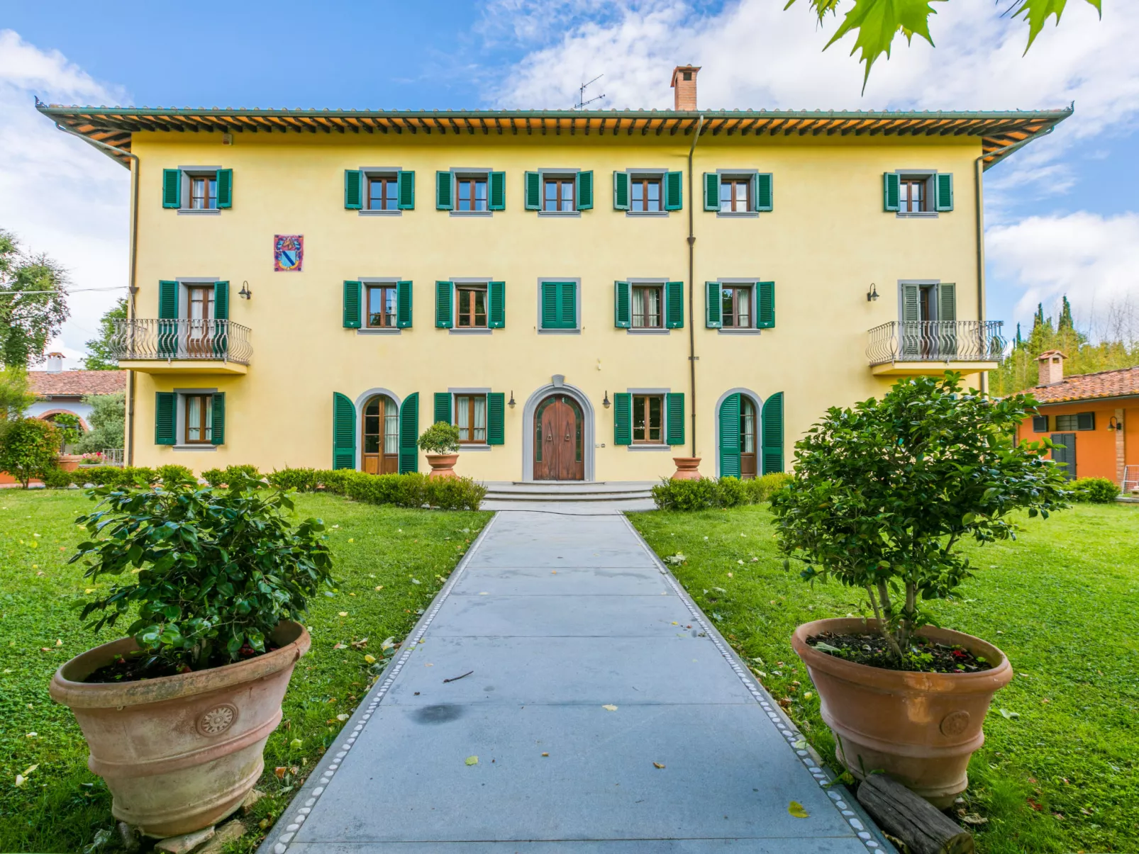 Villa Elena-Outside