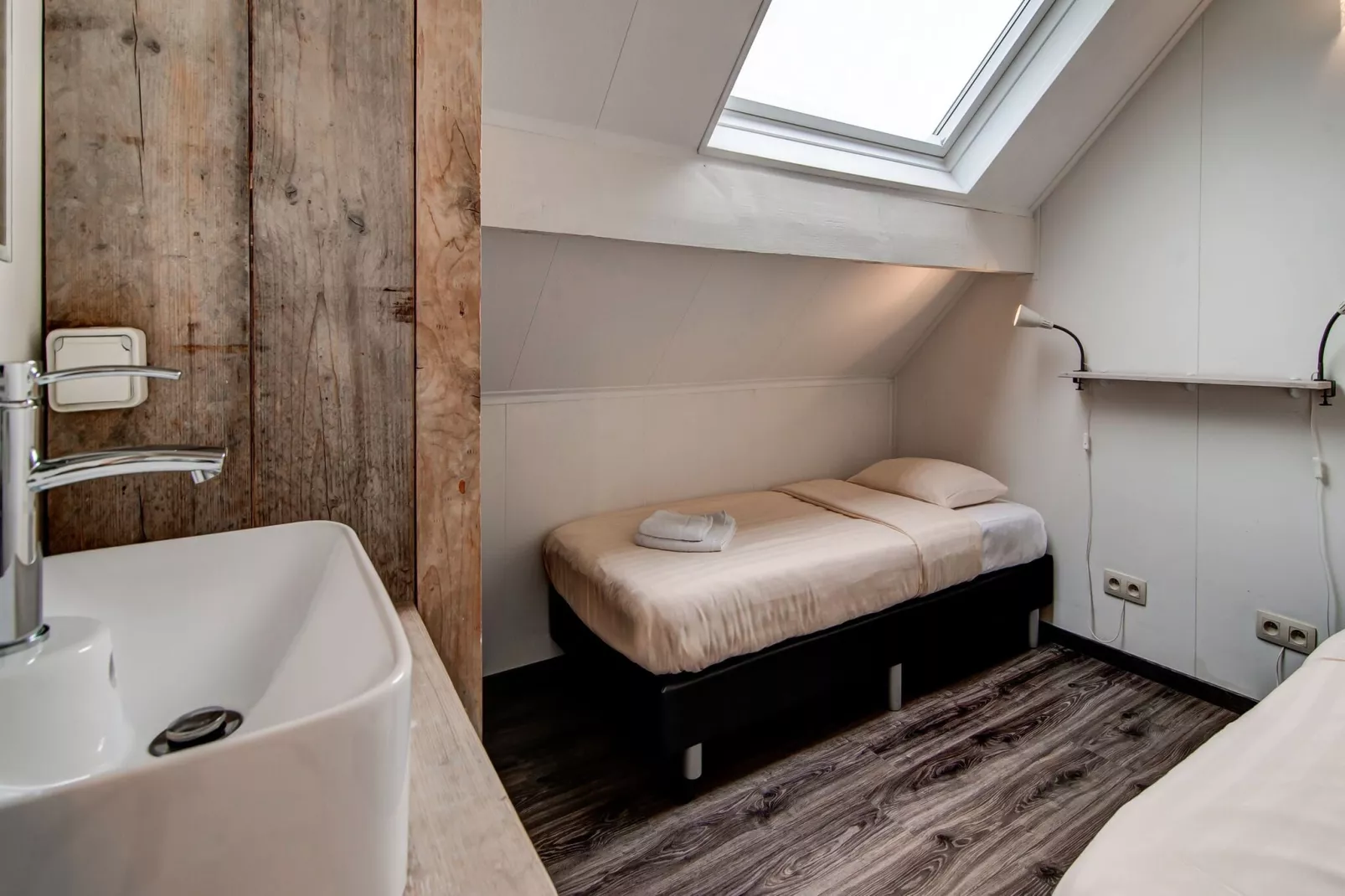 Nr 48-Bedroom