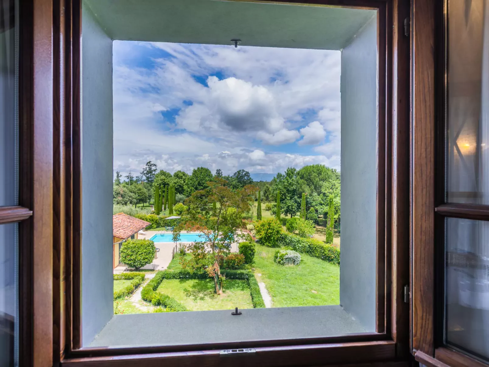 Villa Elena-Outside