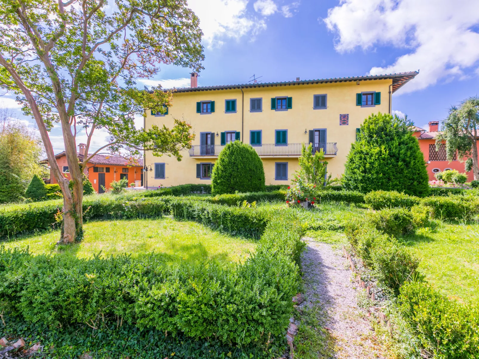 Villa Elena-Outside