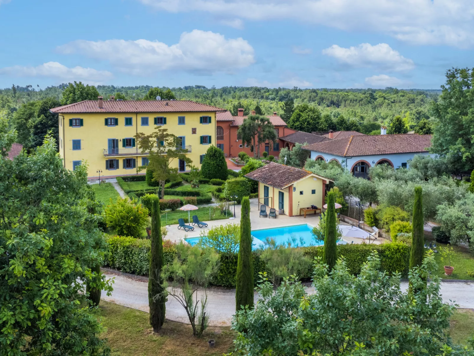 Villa Elena-Outside