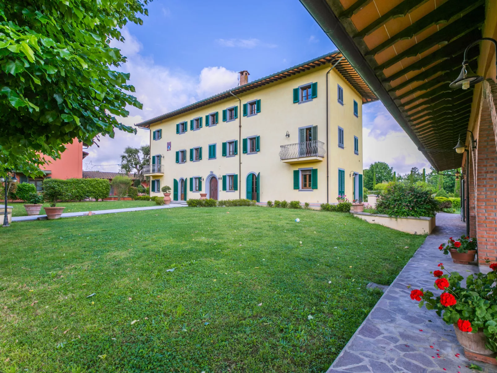 Villa Elena-Outside